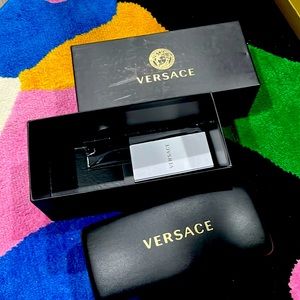 Brand new sun glasses 100 % authentic for men great for skiing